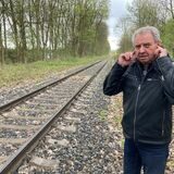Wenn er nachts die kreischenden Bremsen der Güterzüge hört, ist Kurt-Udo Piehl mit den Nerven am Ende. Direkt neben seiner Wohnung verläuft die Bahnlinie zum Chemiepark.