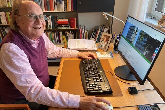 Reinhard Hausmann versucht am PC, einen Termin im Bürgerbüro zu reservieren. Das klappt problemlos.