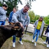 Ingo Anderbrügge streichelt einen Esel im Tierpark Recklinghausen, seine Ehefrau Katrin macht ein Foto.