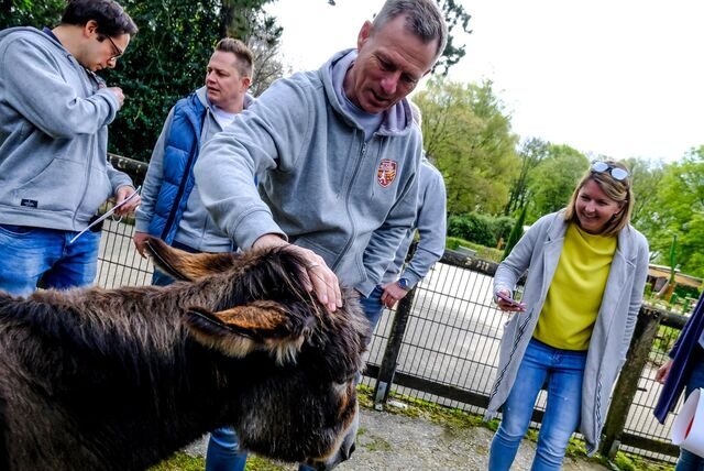 Ingo Anderbrügge streichelt einen Esel im Tierpark Recklinghausen, seine Ehefrau Katrin macht ein Foto.