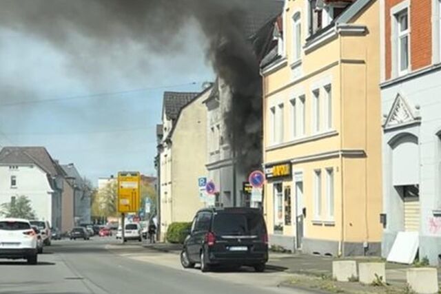 Der Rauch quoll aus dem Haus an der Ringstraße gegen 14.10 Uhr in die Luft. Da war die Feuerwehr noch nicht vor Ort.