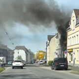 Der Rauch quoll aus dem Haus an der Ringstraße gegen 14.10 Uhr in die Luft. Da war die Feuerwehr noch nicht vor Ort.