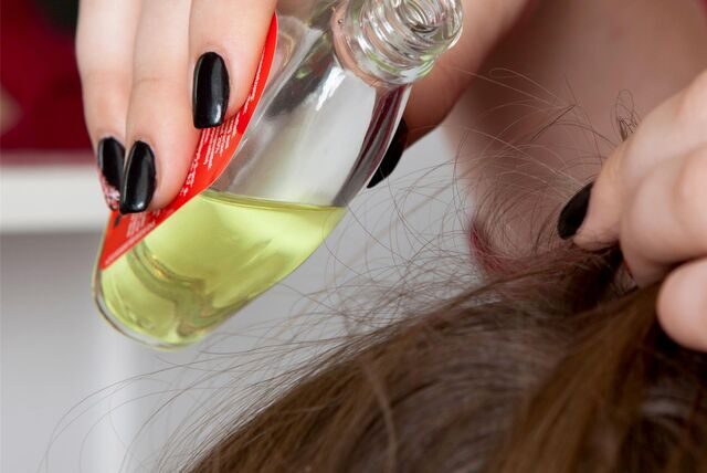 Ein Mittel gegen Kopfläuse wird auf die Haare gegeben
