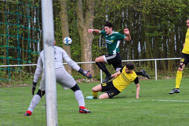 Nico Brewedell (SVL, unten) grätscht den Ball vor Alexander Erdmann (SVB) weg.