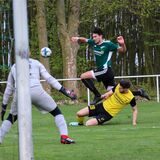 Nico Brewedell (SVL, unten) grätscht den Ball vor Alexander Erdmann (SVB) weg.