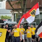 Rechtsextreme bei einer Demonstration auf der Katharinenstraße in der City im August 2022.