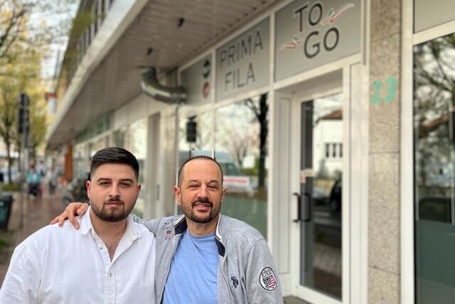 Daniel (l.) und Ilir Dracini stehen vor ihrem frisch eröffnetem Lokal Prima Fila To Go.