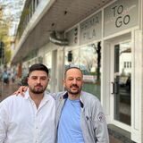 Daniel (l.) und Ilir Dracini stehen vor ihrem frisch eröffnetem Lokal Prima Fila To Go.