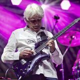 John Lees spielt auf der Bühne.