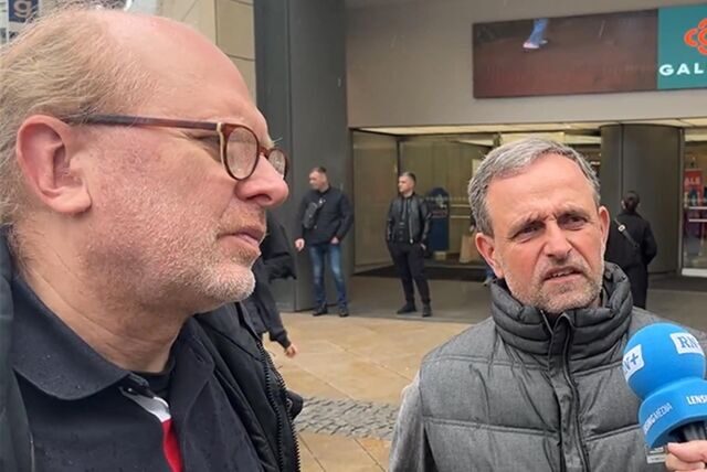 Der stellvertretende Karstadt-Betriebsrat Thomas Bader und Joffrey Kallweit vor dem Warenhaus am Westenhellweg, das am Freitag, 28. April lange geschlossen war