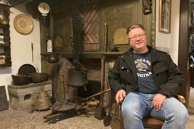 Ein gemütliches Plätzchen hat Stefan Jansen in der historischen Küche des Heimatmuseums gefunden. Der 1. Vorsitzende des Heimatvereins freut sich schon auf die Wiedereröffnung des Heimatmuseums am 7. Mai.