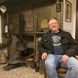 Ein gemütliches Plätzchen hat Stefan Jansen in der historischen Küche des Heimatmuseums gefunden. Der 1. Vorsitzende des Heimatvereins freut sich schon auf die Wiedereröffnung des Heimatmuseums am 7. Mai.