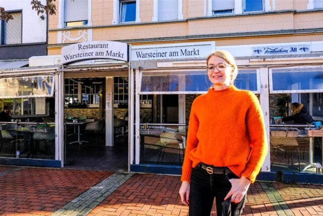 Sylwia Duka vor ihrem Restaurant „Warsteiner am Markt“.