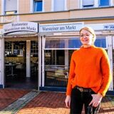 Sylwia Duka vor ihrem Restaurant „Warsteiner am Markt“.
