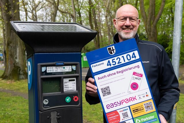 Ein Parkscheinautomat in Datteln. Daneben Ralf Feldhaus vom Ordnungsamt der Stadt Datteln.