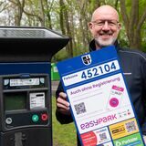 Ein Parkscheinautomat in Datteln. Daneben Ralf Feldhaus vom Ordnungsamt der Stadt Datteln.