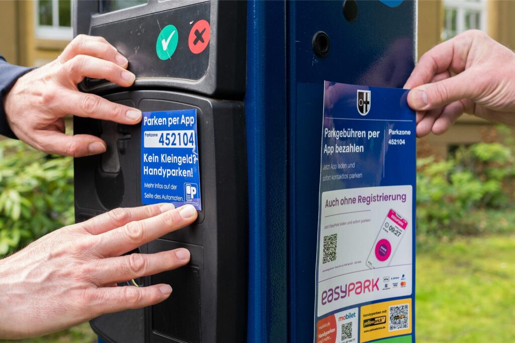 Aufkleber sind an einem Parkschein-Automaten zu sehen. Aufkleber sind an einem Parkschein-Automaten zu sehen.