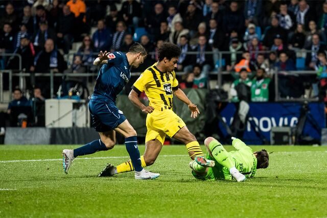 Karim Adeyemi im Zweikampf.