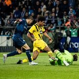 Karim Adeyemi im Zweikampf.