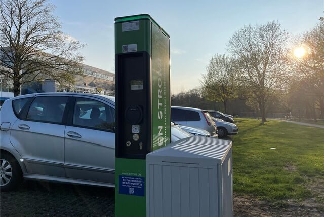 Ladesäule und Autos auf dem Parkplatz des Hallenbades Castrop-Rauxel.