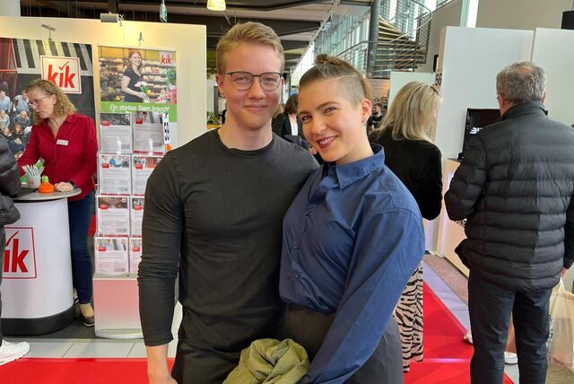 Julia Pauline Pauline List und ihr Freund Jonathan Buhl besuchten die Job-Messe in der Mercedes-Benz Niederlassung in der Wittekindstraße