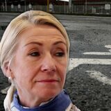 Stadt-Sprecherin Anke Widow vor einem Behinderten-Parkplatz (Montage)