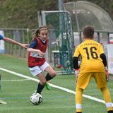 In der Bestengruppe der D-Junioren baute der FC Frohlinde (blaue Hemden) seine Tabellenführung durch ein 3:1 beim SV Wacker Obercastrop aus.