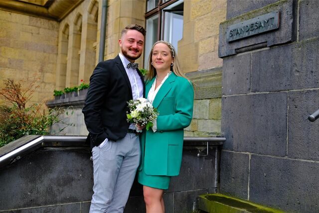 Pascal Klapper und Jill Klecha vor dem Rathaus in Recklinghausen