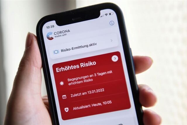 Auf einem Handy-Bildschirm ist die Corona-App zu sehen