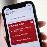Auf einem Handy-Bildschirm ist die Corona-App zu sehen