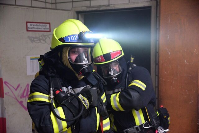 Feuerwehrleute des Löschzugs Alt-Marl dringen in das verrauchte Zechengebäude von AV 8 vor.