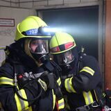 Feuerwehrleute des Löschzugs Alt-Marl dringen in das verrauchte Zechengebäude von AV 8 vor.