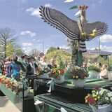 Der Wagen mit dem Vogel und dem Elmenhorster Hofstaat.