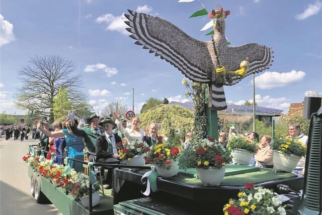 Der Wagen mit dem Vogel und dem Elmenhorster Hofstaat.