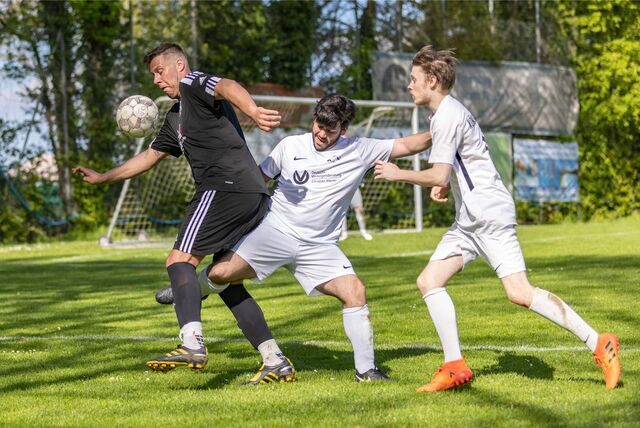 Ivan Rihtar (l.) vom SV Afferde setzt sich gegen zwei Königsborner durch.