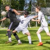 Ivan Rihtar (l.) vom SV Afferde setzt sich gegen zwei Königsborner durch.
