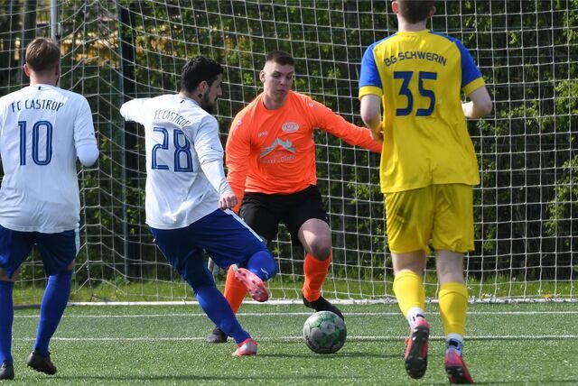 Schwerins Keeper Cedric Niemeyer (orangenes Trikot) verhinderte ein Tor von Vedat Öz (Nummer 28).