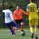 Schwerins Keeper Cedric Niemeyer (orangenes Trikot) verhinderte ein Tor von Vedat Öz (Nummer 28).