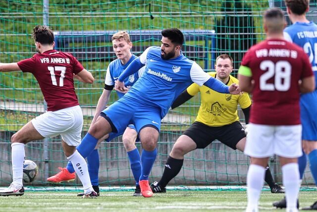 Frohlindes Keeper Max Brandenburg (gelbes Hemd) verhinderte eine noch höhere Niederlage beim TuS Harpen. Am Ende stand es 0:8.