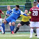 Frohlindes Keeper Max Brandenburg (gelbes Hemd) verhinderte eine noch höhere Niederlage beim TuS Harpen. Am Ende stand es 0:8.