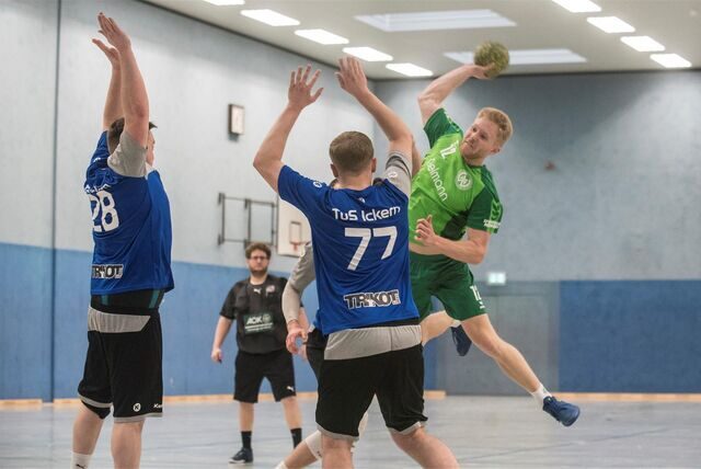 Die Handballer des TuS Ickern haben einen wichtigen Schritt in Richtung Klassenverbleib gemacht. Am vorletzten Bezirksliga-Spieltag setzten sie sich mit 25:22 (11:12) gegen den Abstiegskandidaten Waltroper HV durch. Dabei liefen die Ickerner zweitweise einem Fünf-Tore-Rückstand hinterher.