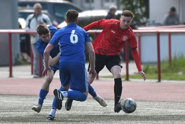 Spieler von SC Arminia Ickern setzt sich gegen Akteur des VfB Habinghorst durch.