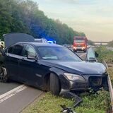Ein BMW verunglückte am Sonntagabend (30.4.2023) auf der Autobahn A2 in Höhe Castrop-Rauxel.
