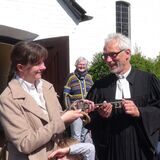 Nach dem Entwidmungsgottesdienst übergab Pfarrer Michael Laage umringt von Presbyterium und Vereinsvorstand symbolisch einen großen Schlüssel an die Vorsitzende des Fördervereins Gnadenkirche Wulfen Christine Markowsky.