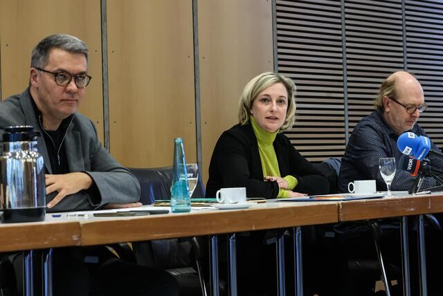 Bei einer Pressekonferenz im Januar 2023 sprach sich OB Thomas Westphal im Beisein des Karstadt-Betriebsratsvorsitzenden Joffrey Kallweit (r.) und der städtischen Wirtschaftsförderin Heike Marzen für den Erhalt des Kaufhauses aus.