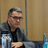 Bei einer Pressekonferenz im Januar 2023 sprach sich OB Thomas Westphal im Beisein des Karstadt-Betriebsratsvorsitzenden Joffrey Kallweit (r.) und der städtischen Wirtschaftsförderin Heike Marzen für den Erhalt des Kaufhauses aus.