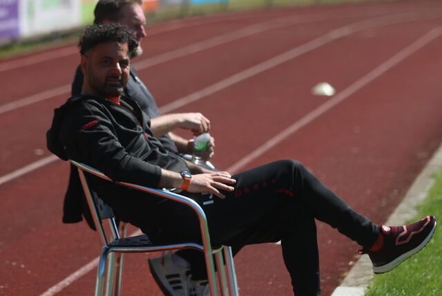Co-Trainer Issam Jaber sitzt neben Nordkirchens Trainer Plechaty an der Seitenlinie.