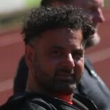 Co-Trainer Issam Jaber sitzt neben Nordkirchens Trainer Plechaty an der Seitenlinie.