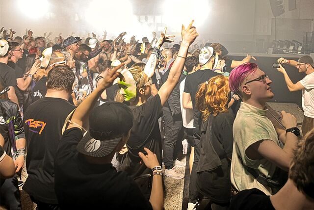 Tanzende Techno-Fans bei der Performance von Tesfy auf dem „Empire“-Floor bei der Mayday in Dortmund.