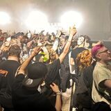 Tanzende Techno-Fans bei der Performance von Tesfy auf dem „Empire“-Floor bei der Mayday in Dortmund.